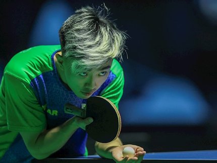 Henrique Noguti e Leonardo Iizuka se aproximam do quadro principal no WTT Contender do Rio