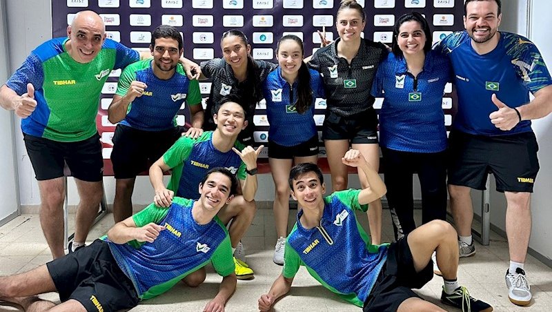 Equipes feminina e masculina comemoram a vaga. Fot