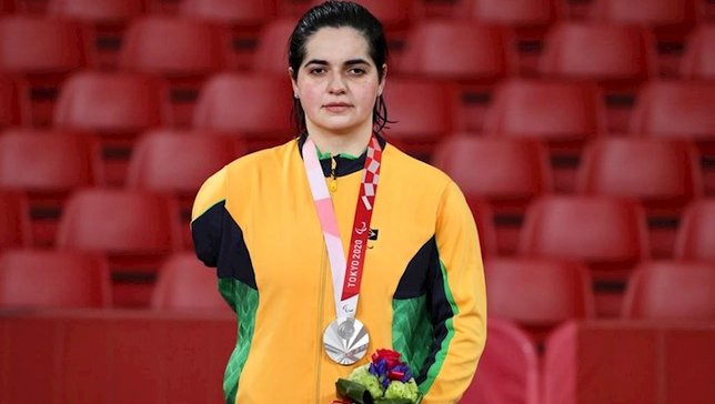 Bruna Alexandre e a medalha de prata. Foto: Helano