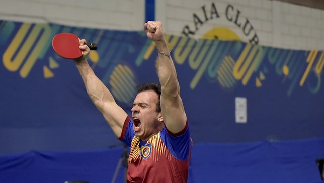 Eduardo Oliveira vibra ao conquistar o título do V