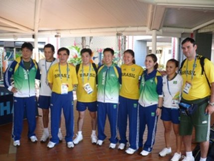 DIVERSOS VEÍCULOS DE IMPRENSA COM O TENIS DE MESA