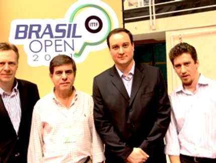 REPRESENTANTES DE EMPRESA DE PISOS VISITAM MARACANÃZINHO