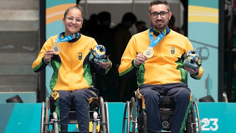 Joyce de Oliveira e Fábio Silva, com a medalha dou