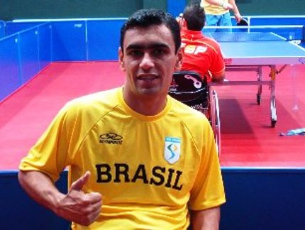 VÍDEO: ALEXANDRE ANK TESTA NOVO MODELO DE CADEIRA ADAPTADA