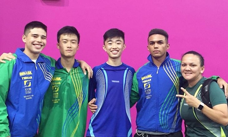 Garotos do sub-18 masculino ao lado da técnica ani