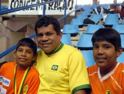 FAMÍLIA PERCORRE PAÍS ATRÁS DE SONHO