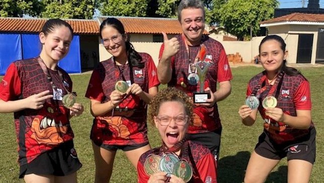 A equipe campeã dos Jogos da Juventude (Foto: Pref