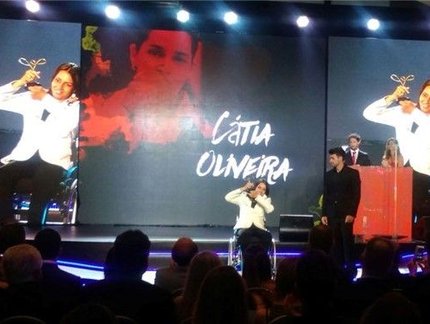 Cátia Oliveira recebe prêmio de melhor do ano do CPB na cidade olímpica