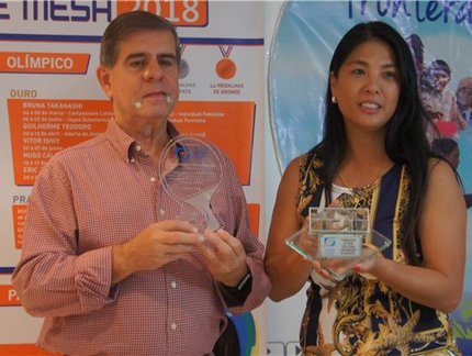 Viúva de Cláudio Kano comanda projeto social no Peru e foi homenageada pela CBTM