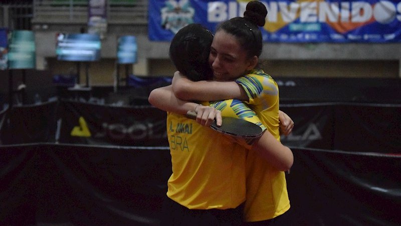 Maiara Alves e Ana Imai comemoram a medalha de our