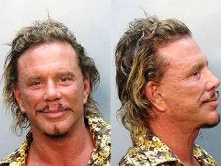 MICKEY ROURKE JOGA TÊNIS DE MESA EM PRISÃO