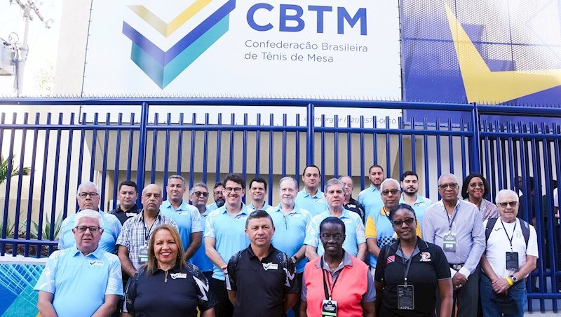 Dirigentes reunidos na reinauguração da sede. Foto