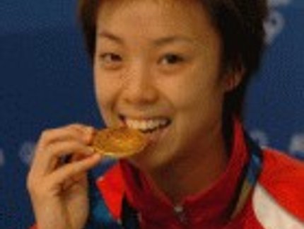 OURO PARA ZHANG YINING NOS JOGOS OLÍMPICOS DE ATENAS