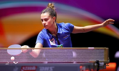 Bruna Takahashi vence dois jogos no mesmo dia e se classifica para as oitavas de final do Mundial