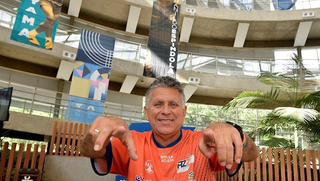 Iranildo Espíndola e o seu bandeirão. Foto: Dhavid