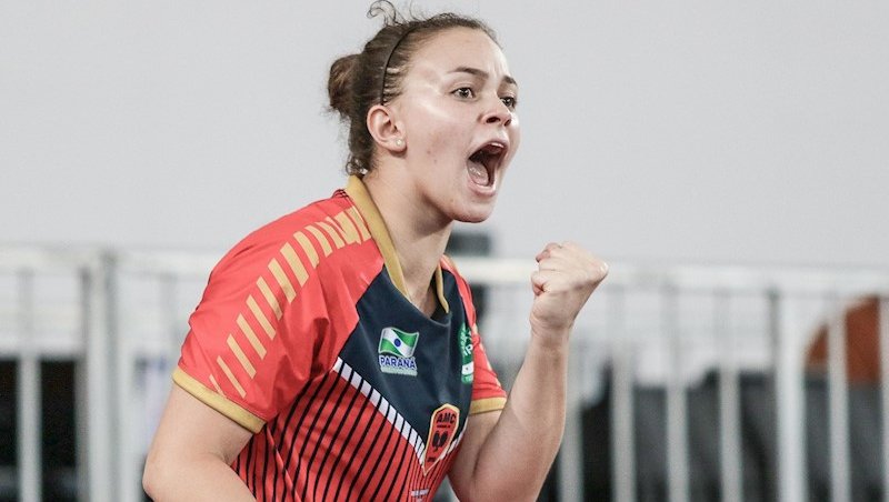 A paranaense Bárbara Marroque tenta manter-se entr