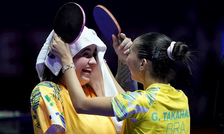 Giulia Takahashi e Bruna Alexandre em um dos momen
