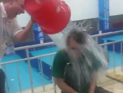 Calderano realiza o Desafio do Gelo e aproveita para fazer 'acerto de contas'