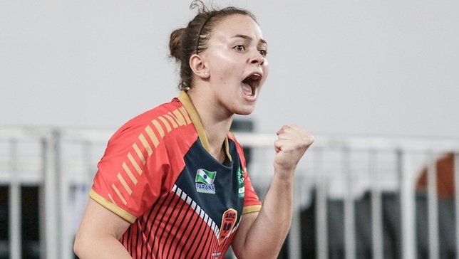 A paranaense Bárbara Marroque tenta manter-se entr