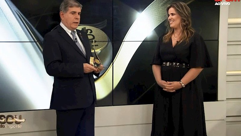 Alaor Azevedo, presidente da CBTM, na entrega do P