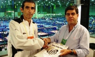 ATLETA DO SANTOS ENTREGA FLÂMULA AO PRESIDENTE