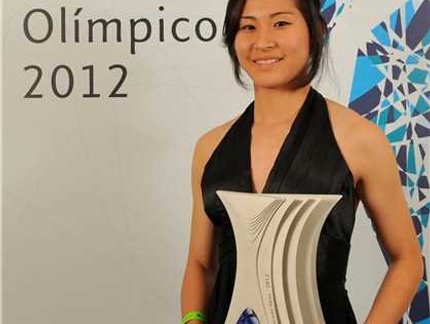 Caroline Kumahara recebe o prêmio de Melhor Atleta de Tênis de Mesa de 2012