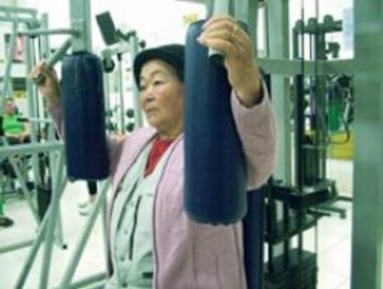 APESAR DOS 82 ANOS, MULHER AINDA TRABALHA E FAZ ACADEMIA