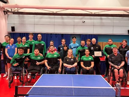 CBTM entrega placa em homenagem a Gorazd Vecko para a British Para Table Tennis