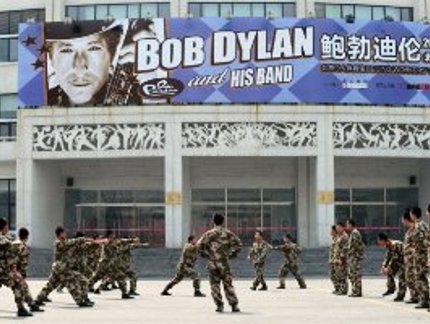 BOB DYLAN SE APRESENTA EM GINÁSIO QUE SEDIOU CAMPEONATO MUNDIAL