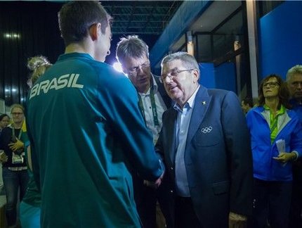 Hugo Calderano recebe presidente do COI, 'bate uma bolinha' e é elogiado