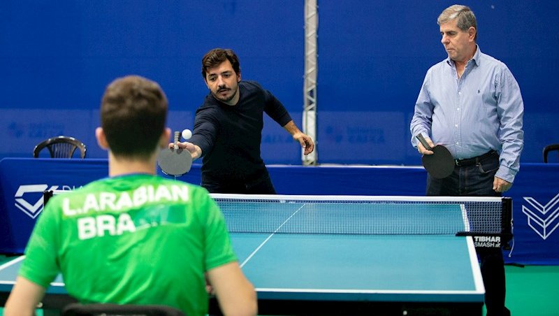 Thiago Fróes (de preto) e Alaor Azevedo (azul) bat