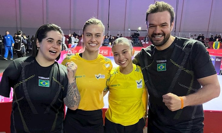 Meninas comemoram ao lado do técnico Jorge Fanck. 