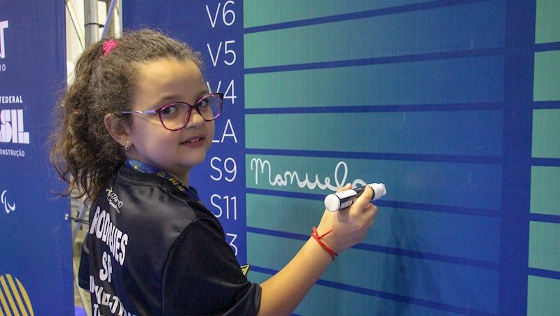Campeã Manuela Rodrigues assina o Mural do TMB Pla