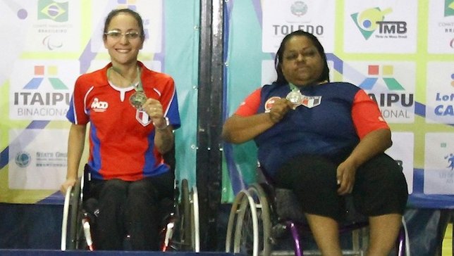 Eliane Corrêa (direita, de azul), ao lado de Joyce