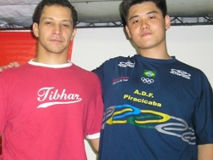 THIAGO VENCE CAZUO E PEGA ARGENTINO