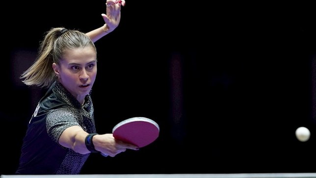 Número 18 do ranking mundial Bruna Takahashi joga 