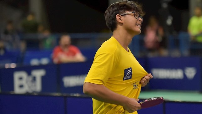 Felipe Okano comemora o título do Sub-15  - Foto: 