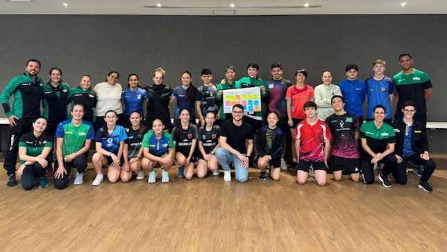 Com especialistas, ação para desenvolvimento do tênis de mesa feminino trabalha temas diversos com atletas