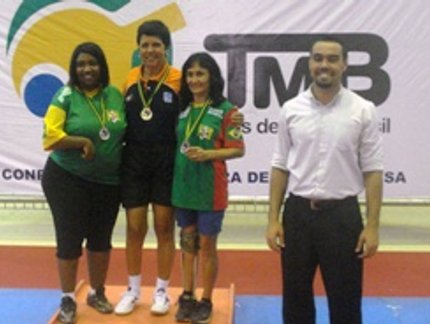 SIMONE VIEIRA FOI ABSOLUTA NA CLASSE 9