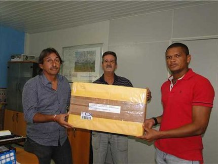 Prefeito de Cabedelo-PB recebe material para projeto de Tênis de Mesa