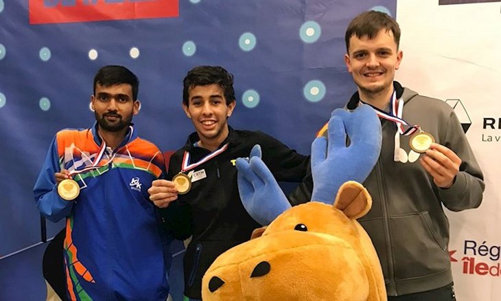 Lucas Carvalho (ao centro) e a medalha de ouro con