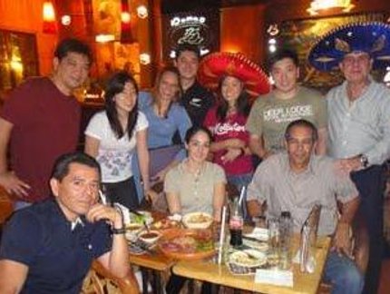 BRASILEIROS CELEBRAM CONQUISTAS EM RESTAURANTE MEXICANO