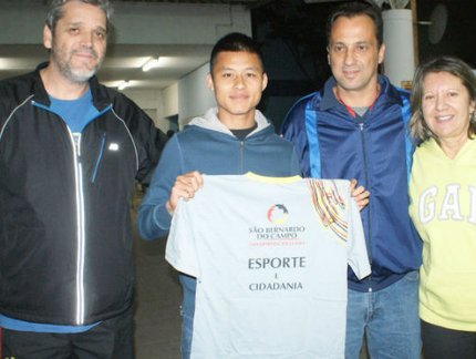 Zizao, jogador do Corinthians, visita mesatenista em São Bernardo