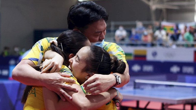 Giulia Takahashi, Laura Watanabe e o técnico Hideo