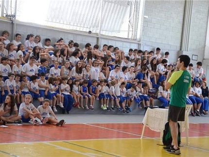 Com as promessas Giulia Takahashi e Kenzo Carmo na plateia, Stroh dá palestra em colégio