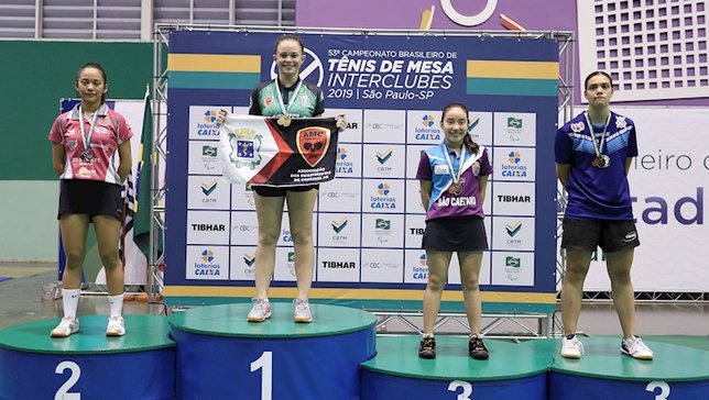 Bárbara Marroque no alto do pódio da categoria juv