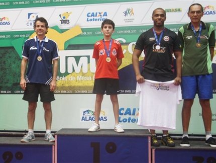 Atleta de Santos comemora o título do Rating D da Copa Brasil