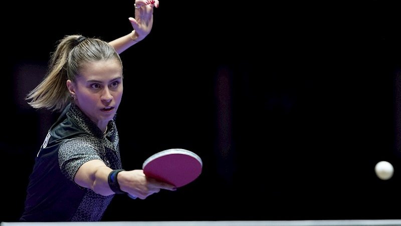 Número 18 do ranking mundial Bruna Takahashi joga 