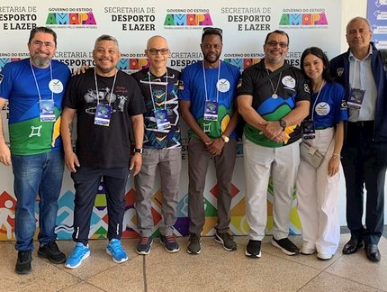 No 1° Fórum Estadual de Formação Esportiva do Amapá, FTMA presenteia governador Clécio Luís com camisa do Brasil autografada