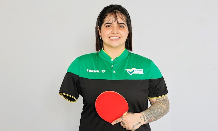 Bruna Alexandre rebate bolinha durante treino para